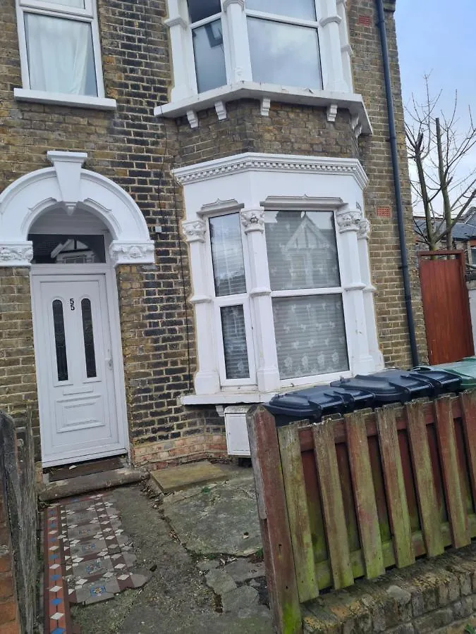 B.H Guest House Londra Alloggio in famiglia