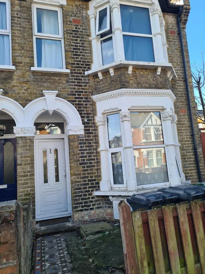 لندن B.H Guest House