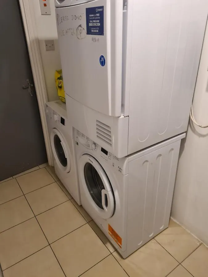 لندن B.H Guest House منزل للإقامة